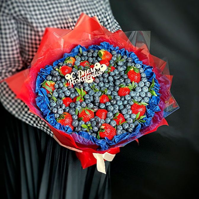 Букет из клубники и голубики