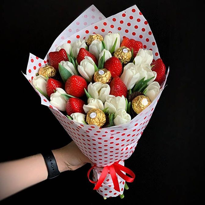 Букет из клубники, конфет и тюльпанов