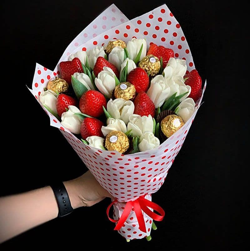 Купить Букет из клубники, конфет и тюльпанов арт. 81