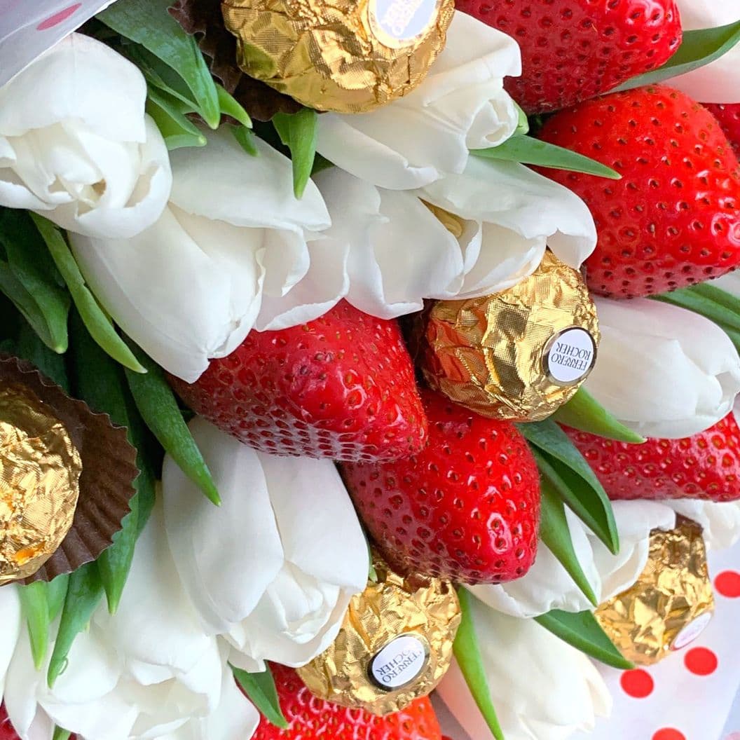 Купить Букет из клубники, конфет и тюльпанов арт. 81