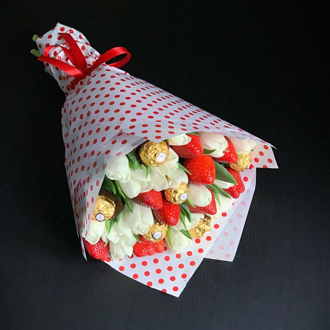 Купить Букет из клубники, конфет и тюльпанов арт. 81