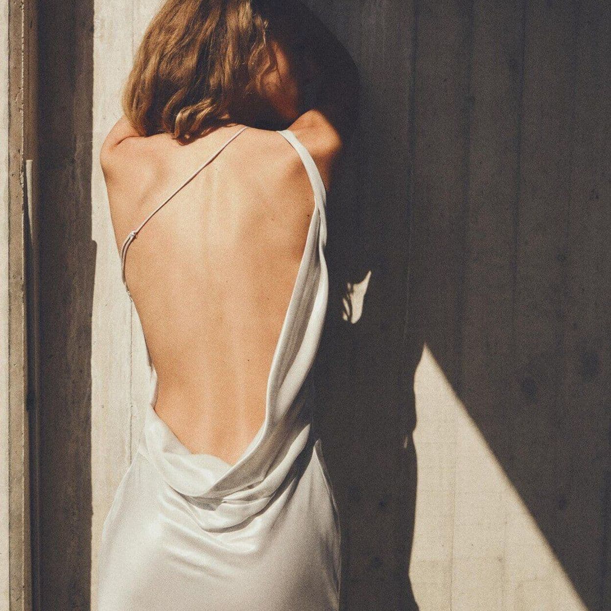 Купить Длинное платье асимметричного кроя из блестящей ткани ZARA 137814612