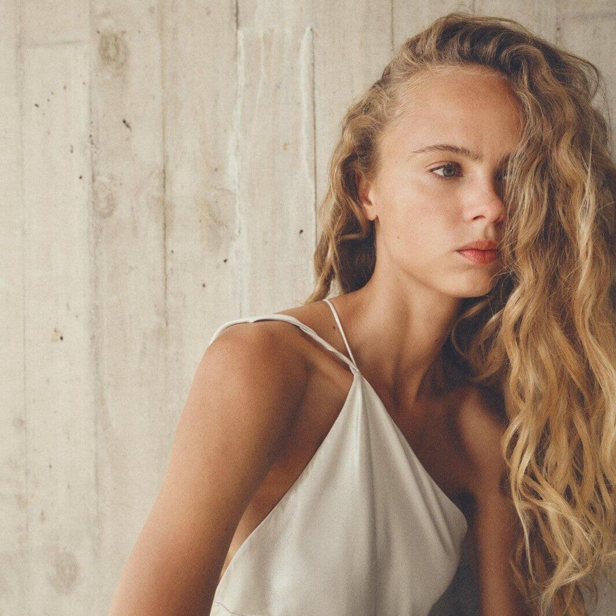 Купить Длинное платье асимметричного кроя из блестящей ткани ZARA 137814612