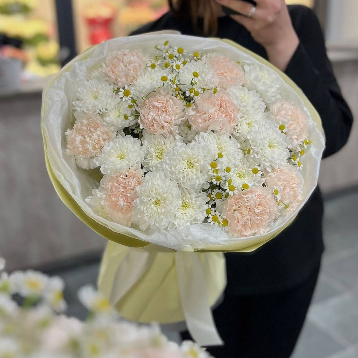 Купить Нежный букет из хризантемы и диантуса