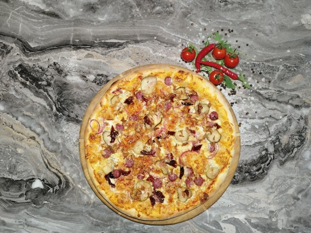 Купить 14. Баварская (охотничьи колбаски, грибы, лучок, горчичный соус) 32 СМ 600 ГРАММ