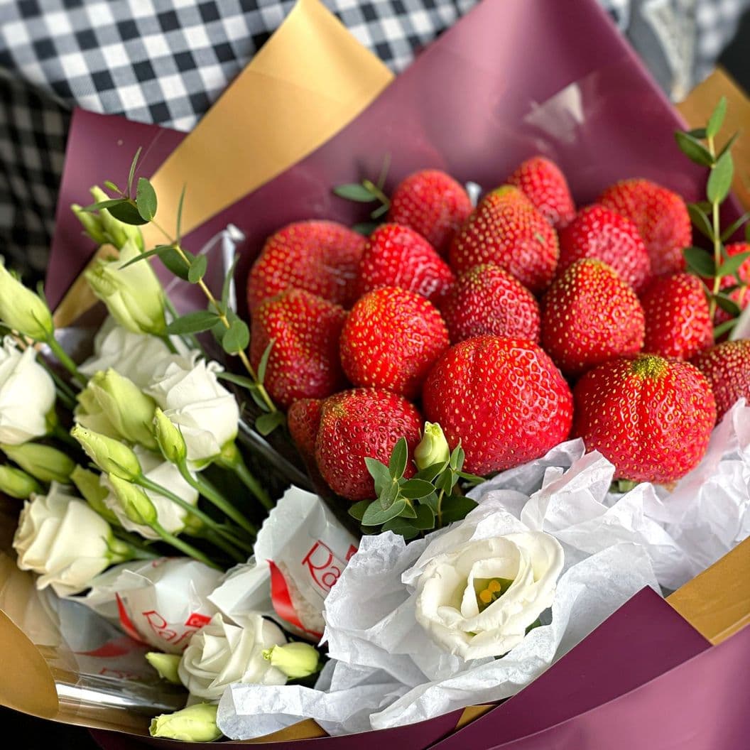Купить Букет из клубники, конфет и лизиантусов арт. 136