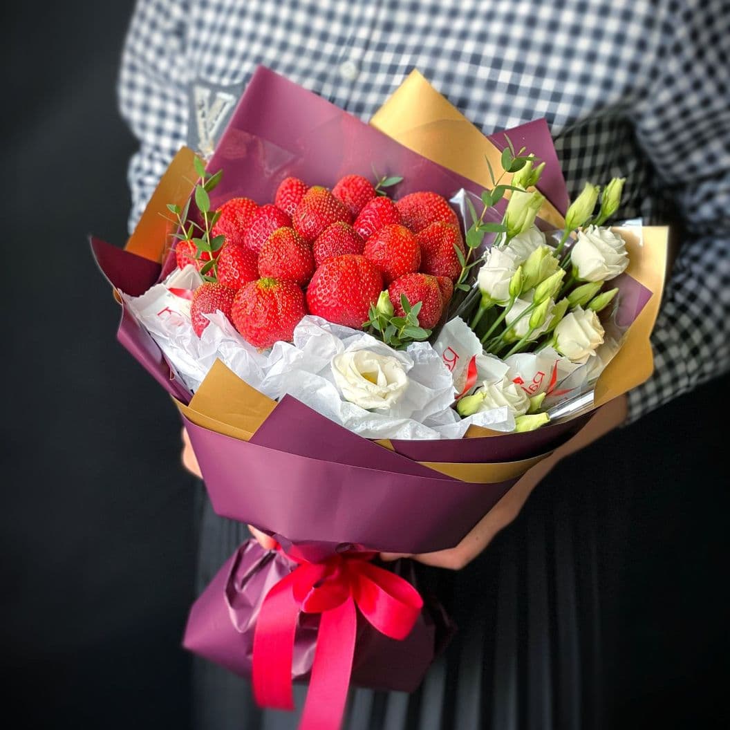 Купить Букет из клубники, конфет и лизиантусов арт. 136