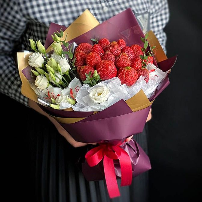 Букет из клубники, конфет и лизиантусов