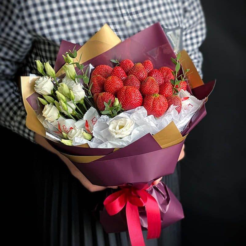 Купить Букет из клубники, конфет и лизиантусов арт. 136