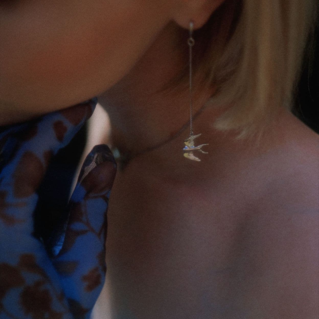 Купить MY SWALLOWS 2.0 Серьги с подвесами ласточек на цепочке, платинирование