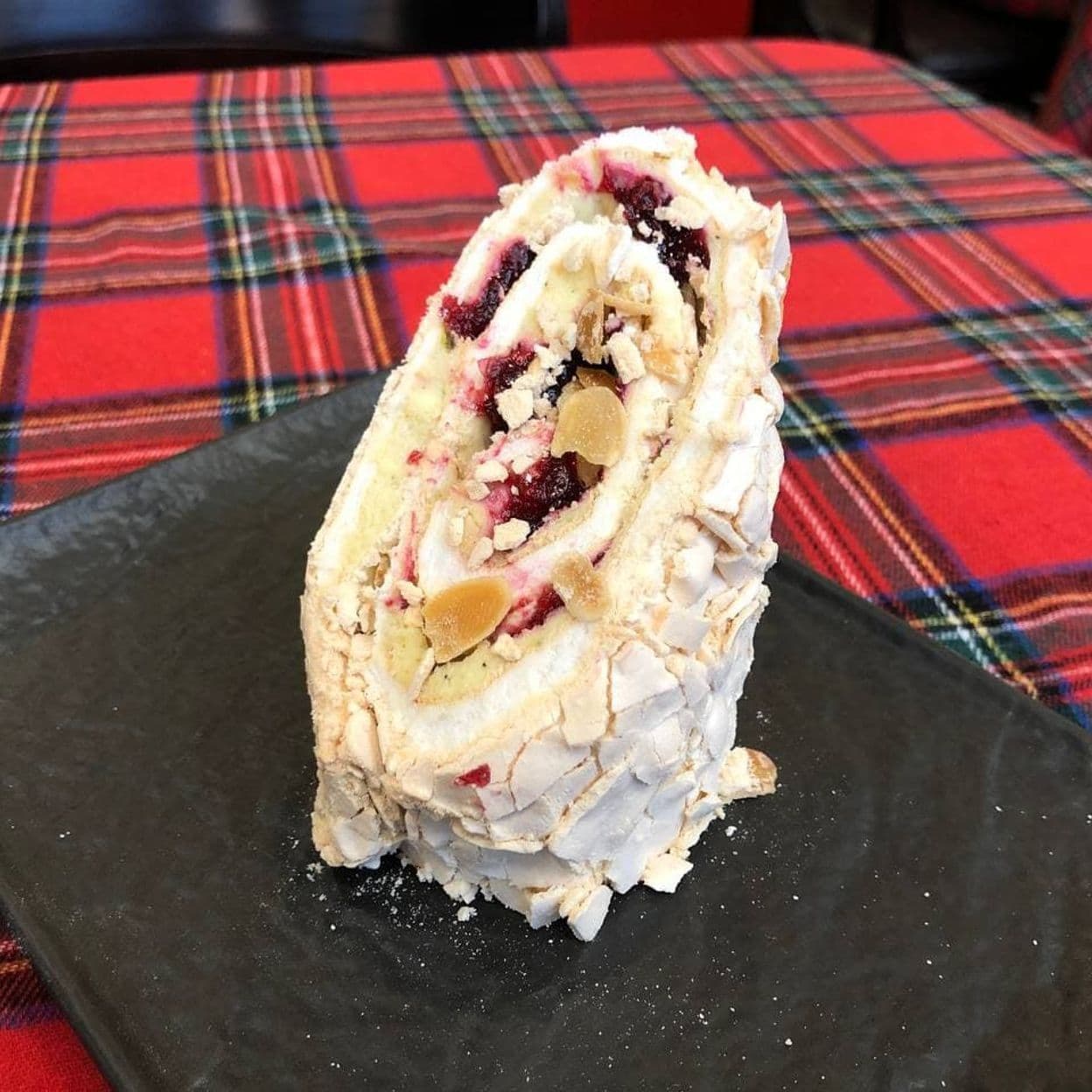 Купить Меренговый рулет с фисташковым кремом