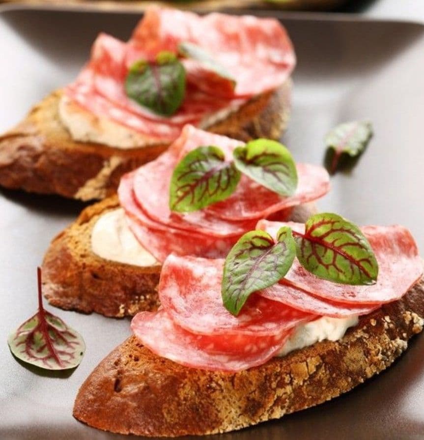 Купить Брускетты  с творожным сыром и салями 10 штук