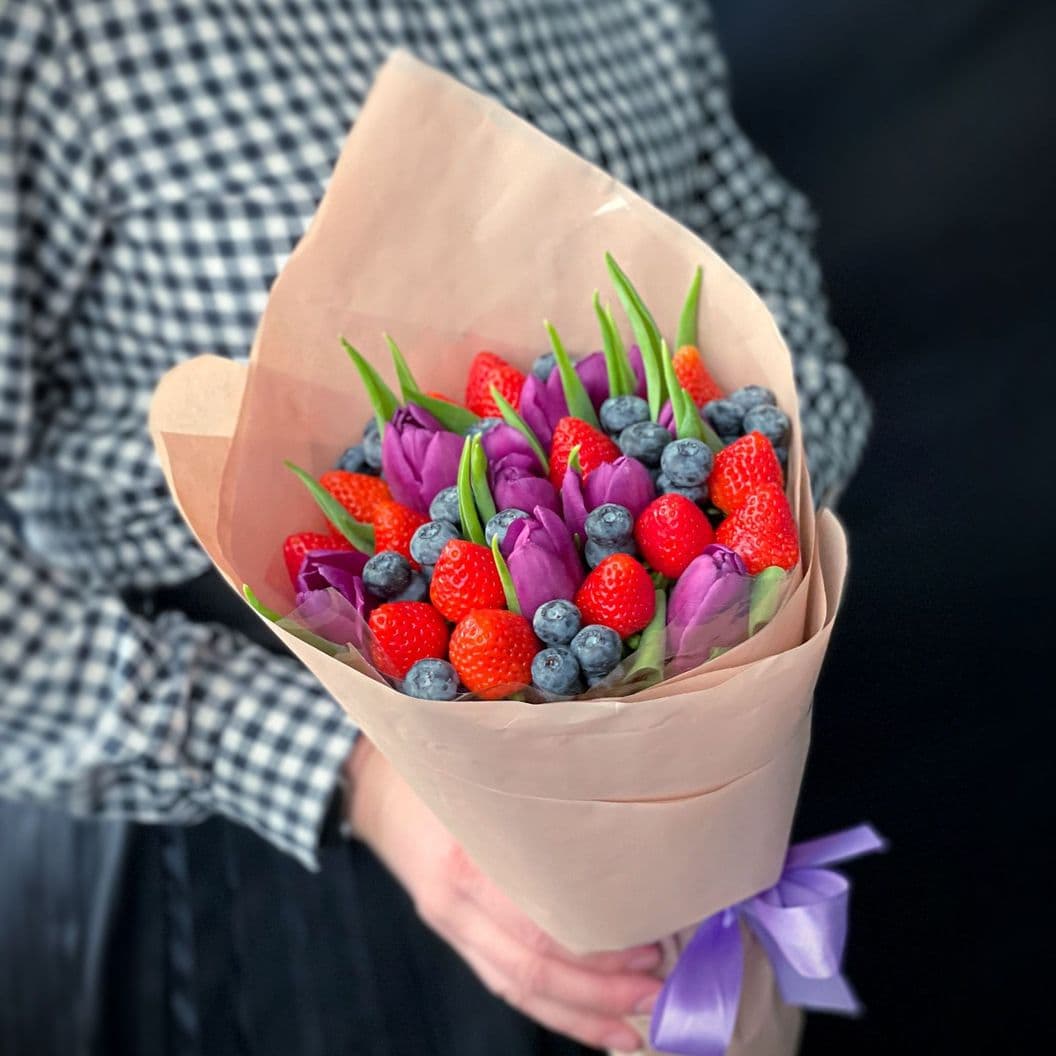 Купить Букет из клубники, голубики и тюльпанов арт. 406