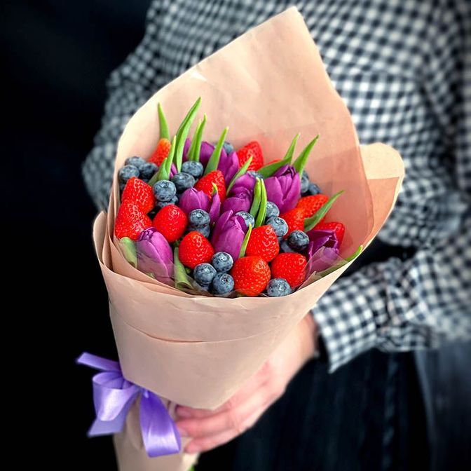 Букет из клубники, голубики и тюльпанов