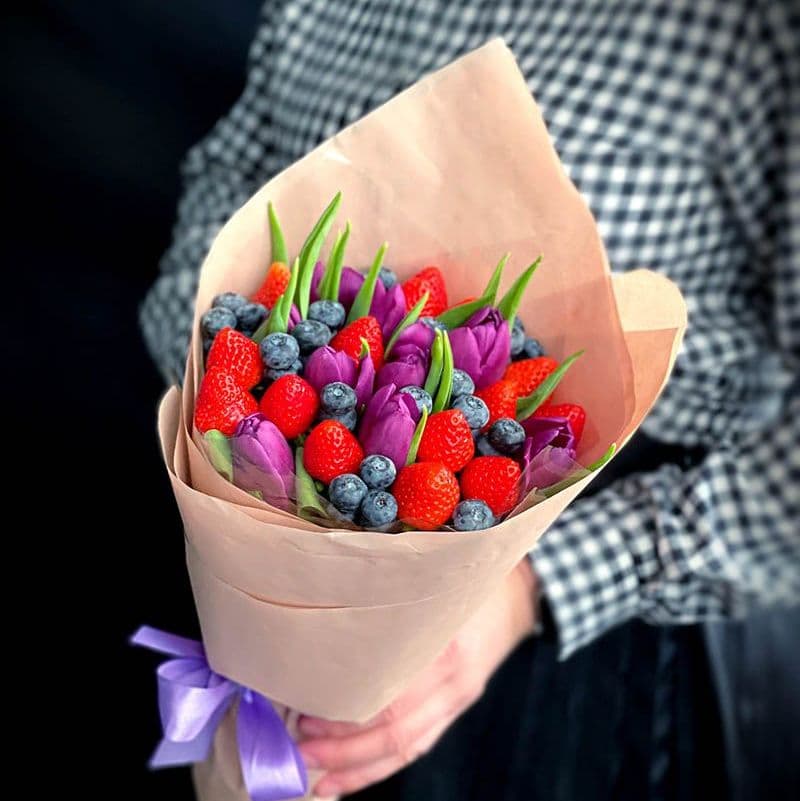 Купить Букет из клубники, голубики и тюльпанов арт. 406