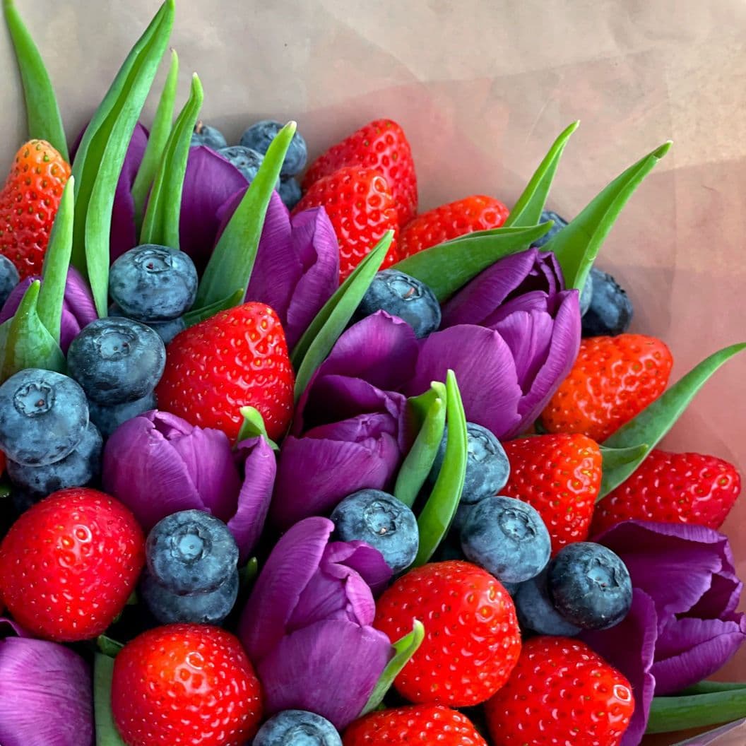 Купить Букет из клубники, голубики и тюльпанов арт. 406