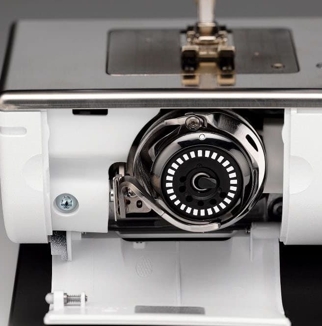 Купить Швейно-вышивальная машина BERNINA 880 PLUS + вышивальный блок