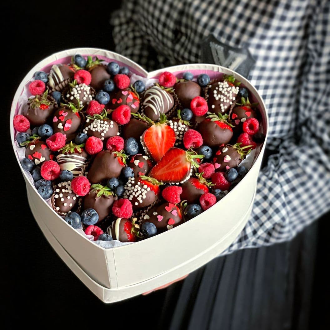 Купить Подарок из клубники и ягод арт. 497