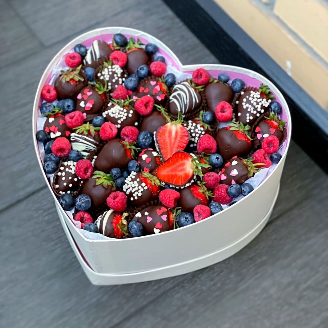 Купить Подарок из клубники и ягод арт. 497