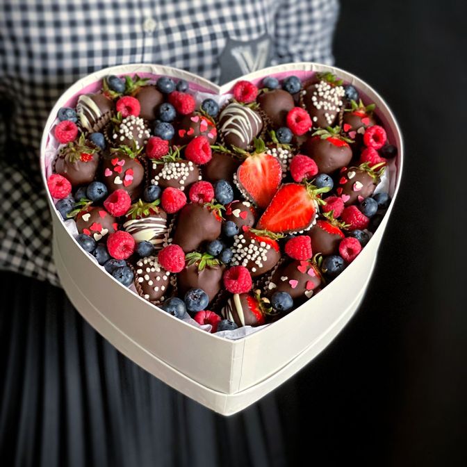 Букет из клубники, конфет и тюльпанов