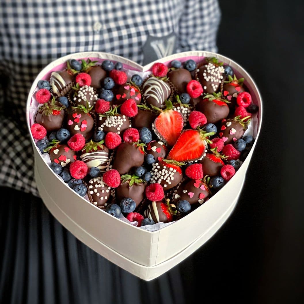 Купить Подарок из клубники и ягод арт. 497