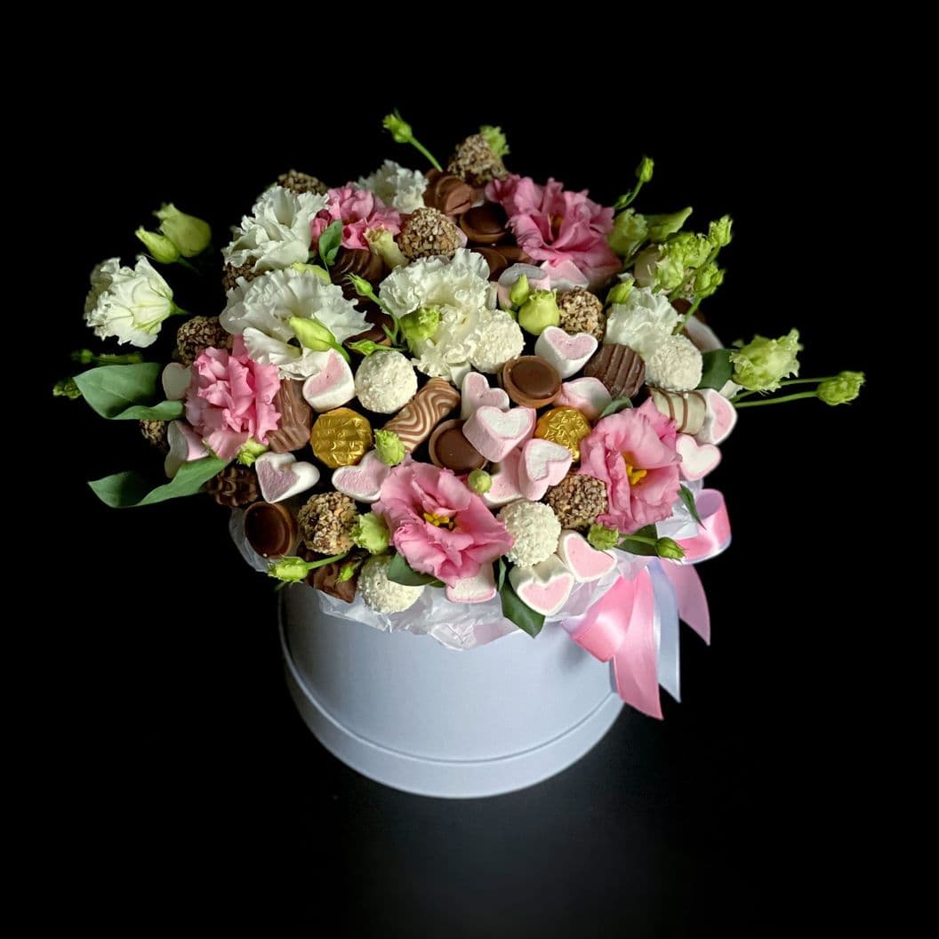 Купить Подарок из конфет и цветов арт. 520