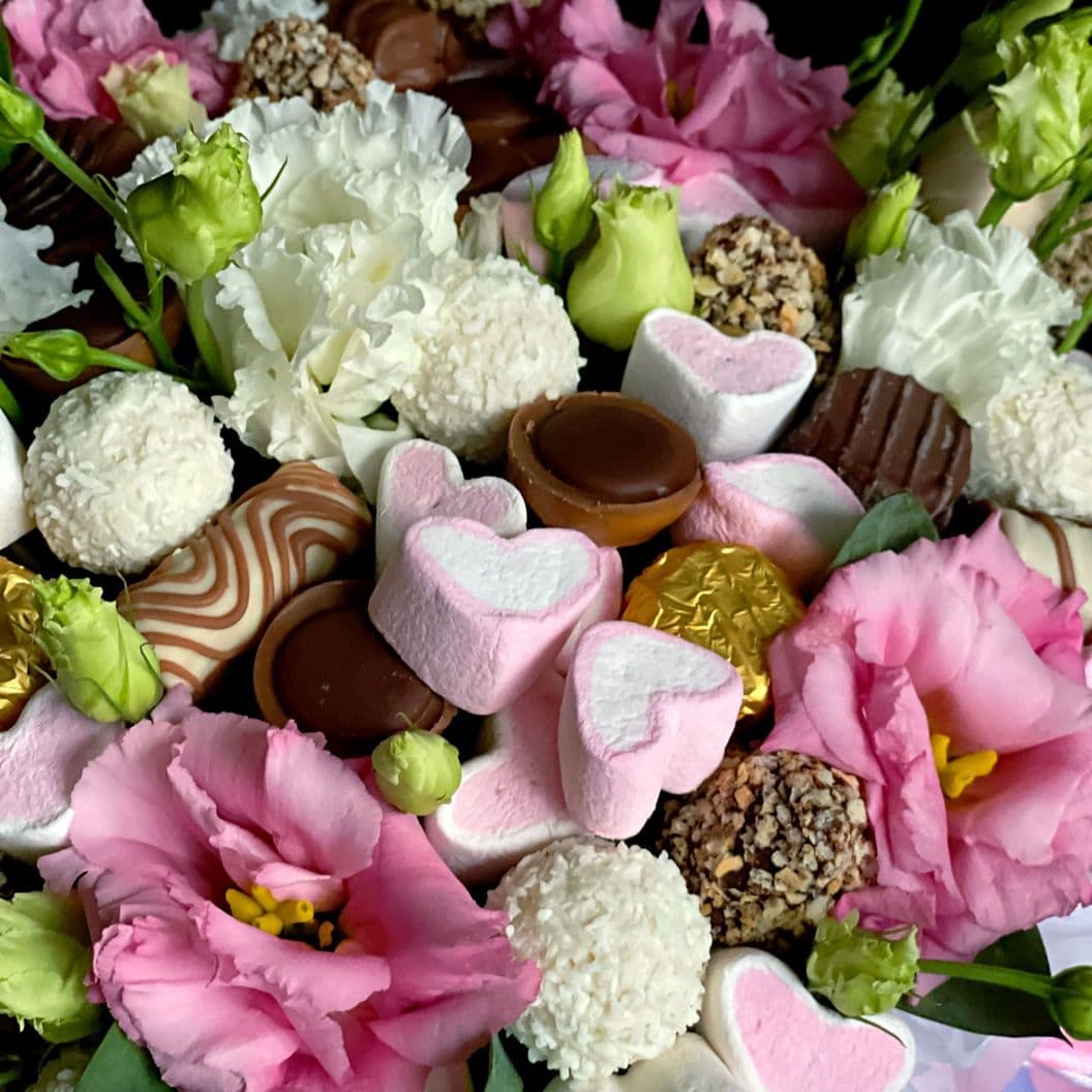 Купить Подарок из конфет и цветов арт. 520