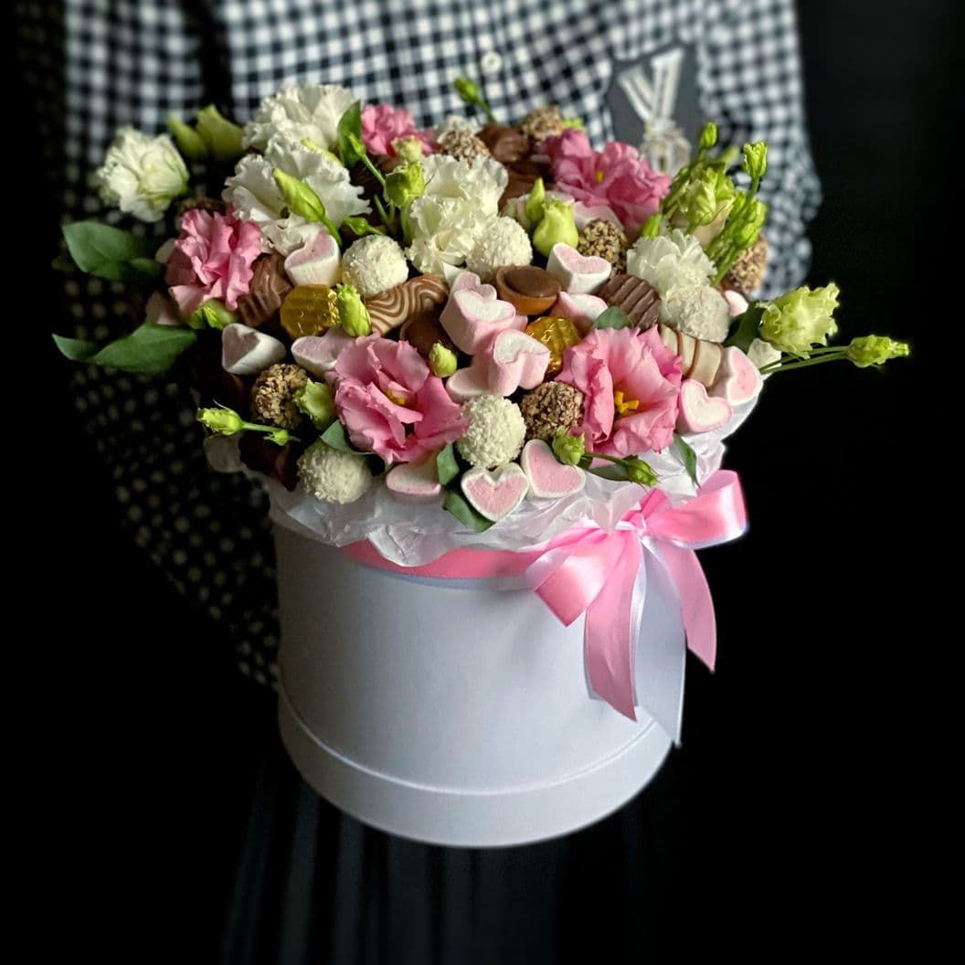 Купить Подарок из конфет и цветов арт. 520