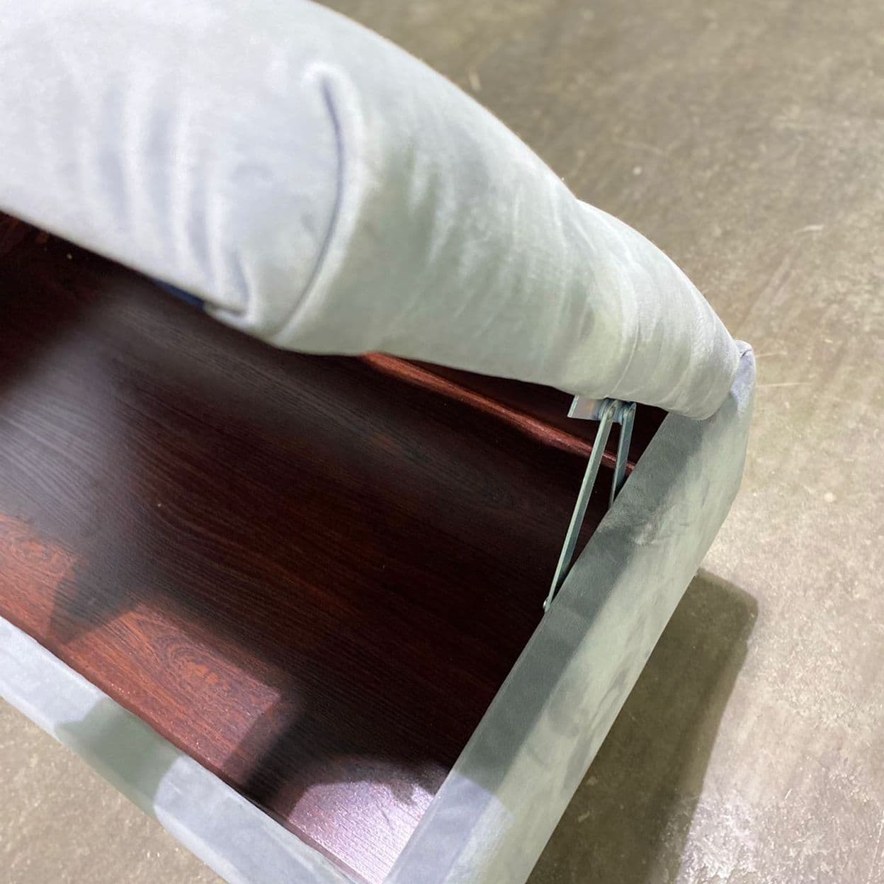 Купить Банкетка на деревянных  ножках