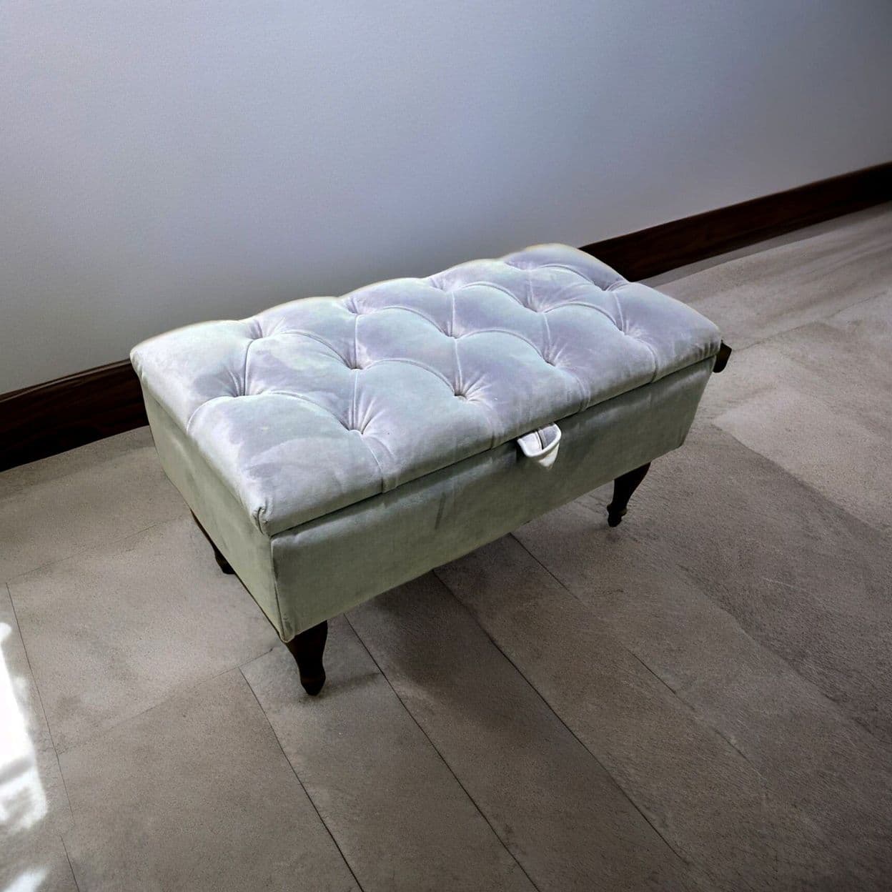 Купить Банкетка на деревянных  ножках