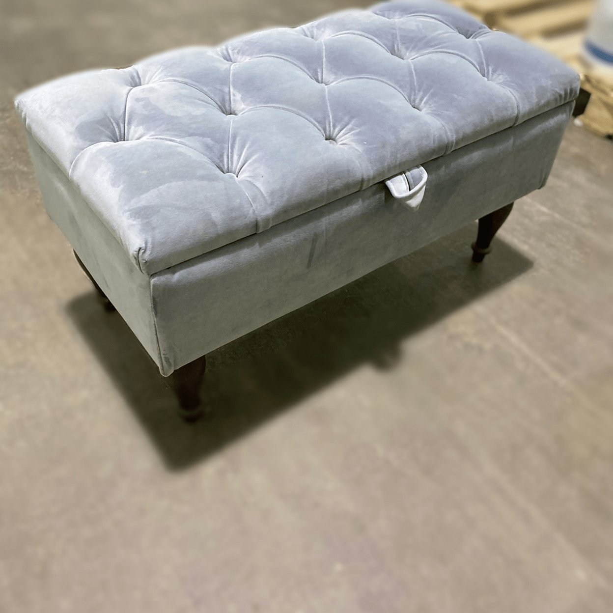 Купить Банкетка на деревянных  ножках