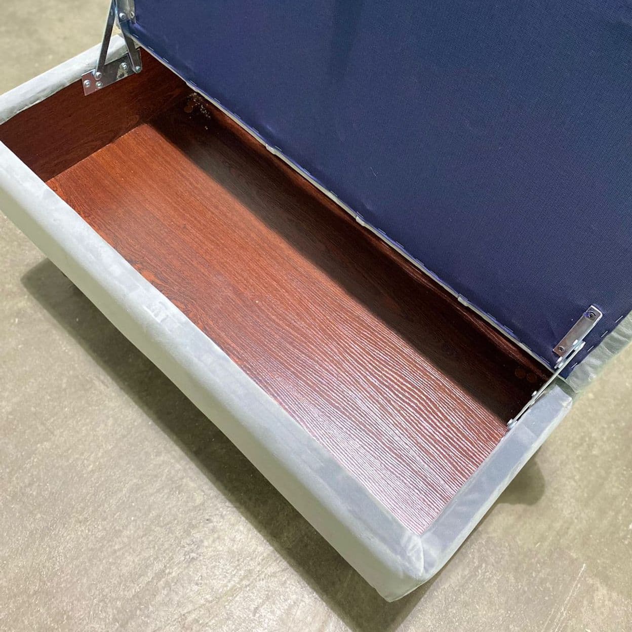 Купить Банкетка на деревянных  ножках