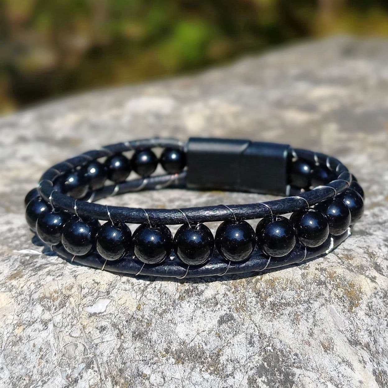 Купить Оникс глянцевый, кожа, сталь. Браслет мужской / женский кожаный из натуральных камней Оникс черный глянцевый (арт. DMBR021)