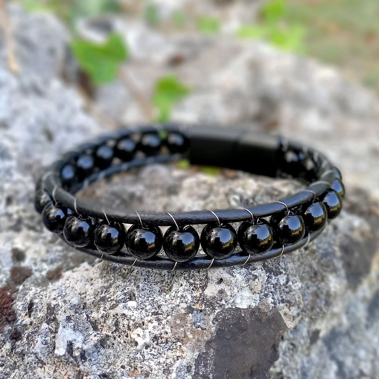 Купить Оникс глянцевый, кожа, сталь. Браслет мужской / женский кожаный из натуральных камней Оникс черный глянцевый (арт. DMBR021)