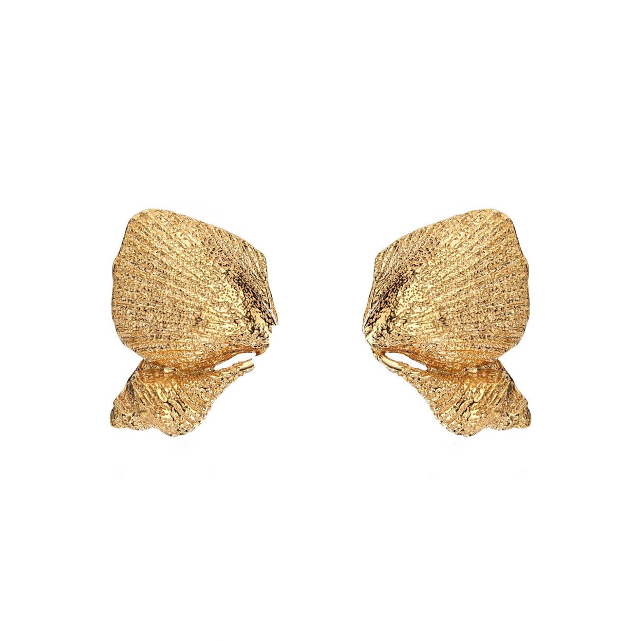 Купить MORE VNUTRI Серьги-пусеты асимметричные ракушки без вставок, позолота