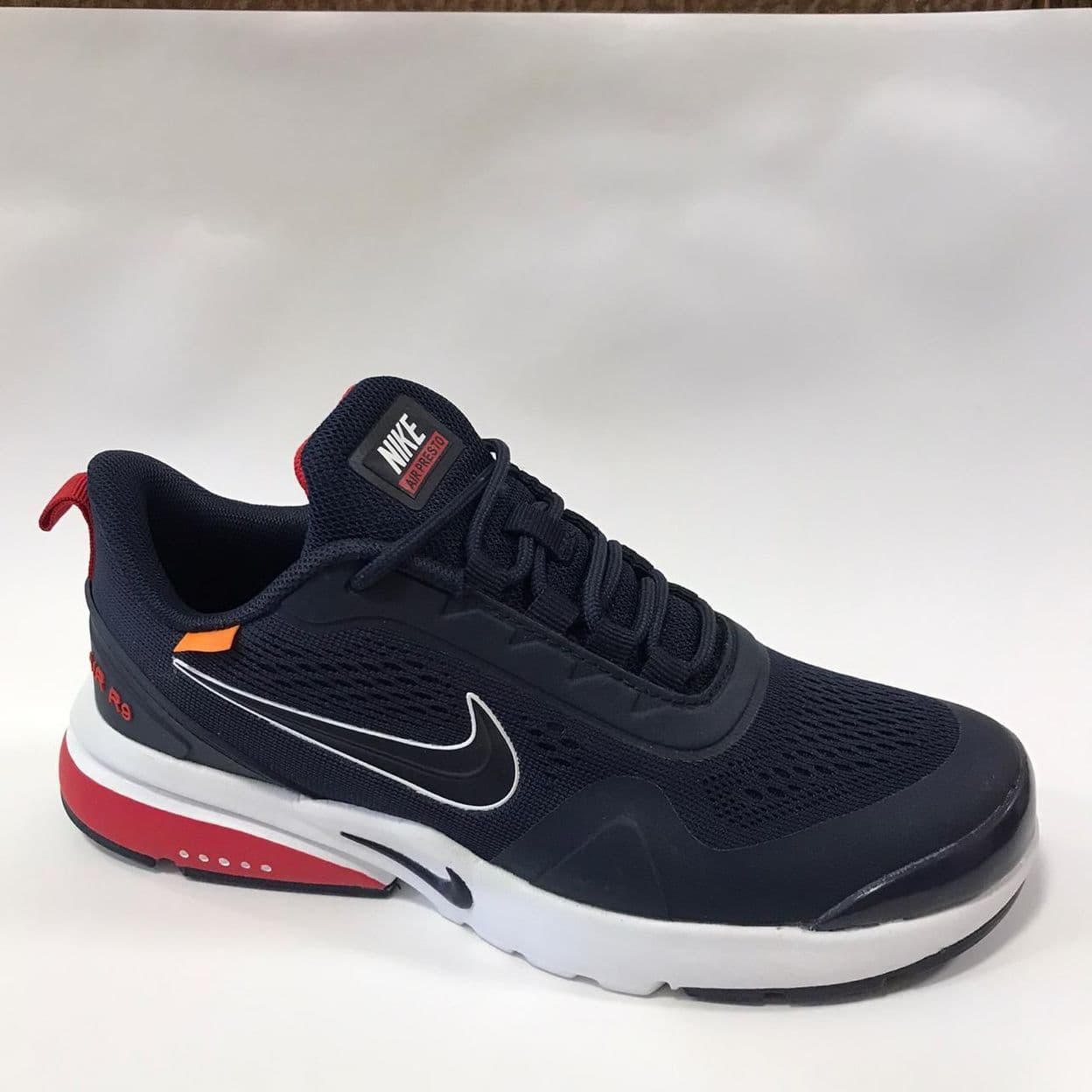 Купить Спортивные кроссовки