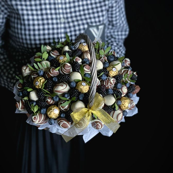 Букет из клубники, конфет и лизиантусов