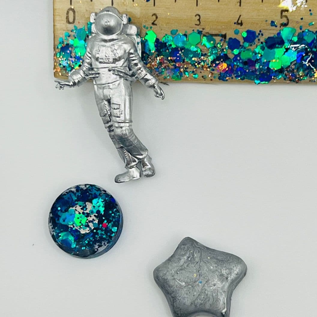 Купить Значок "Девушка-космонавт"