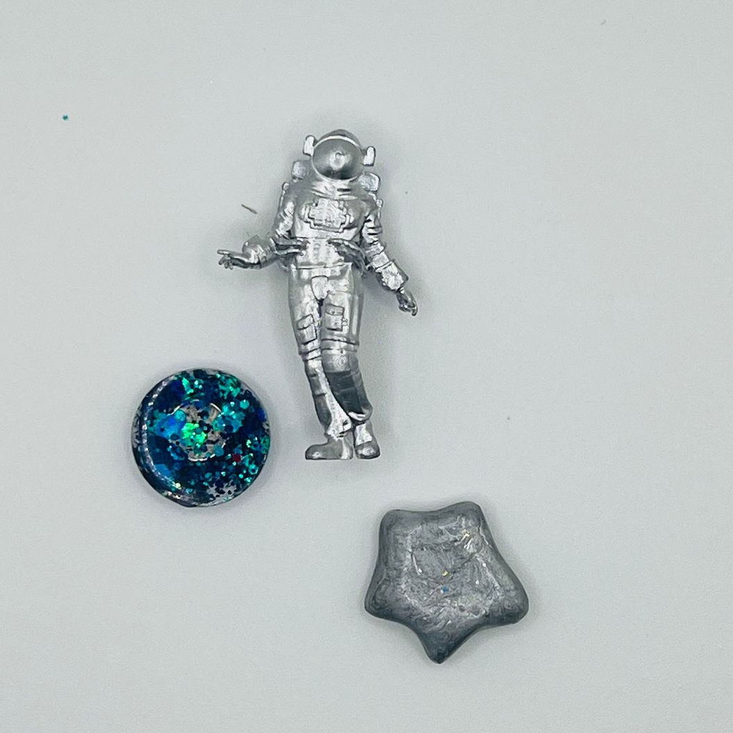 Купить Значок "Девушка-космонавт"