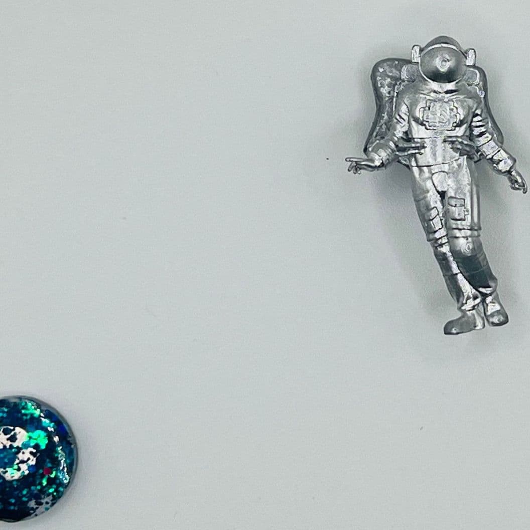 Купить Значок "Девушка-космонавт"