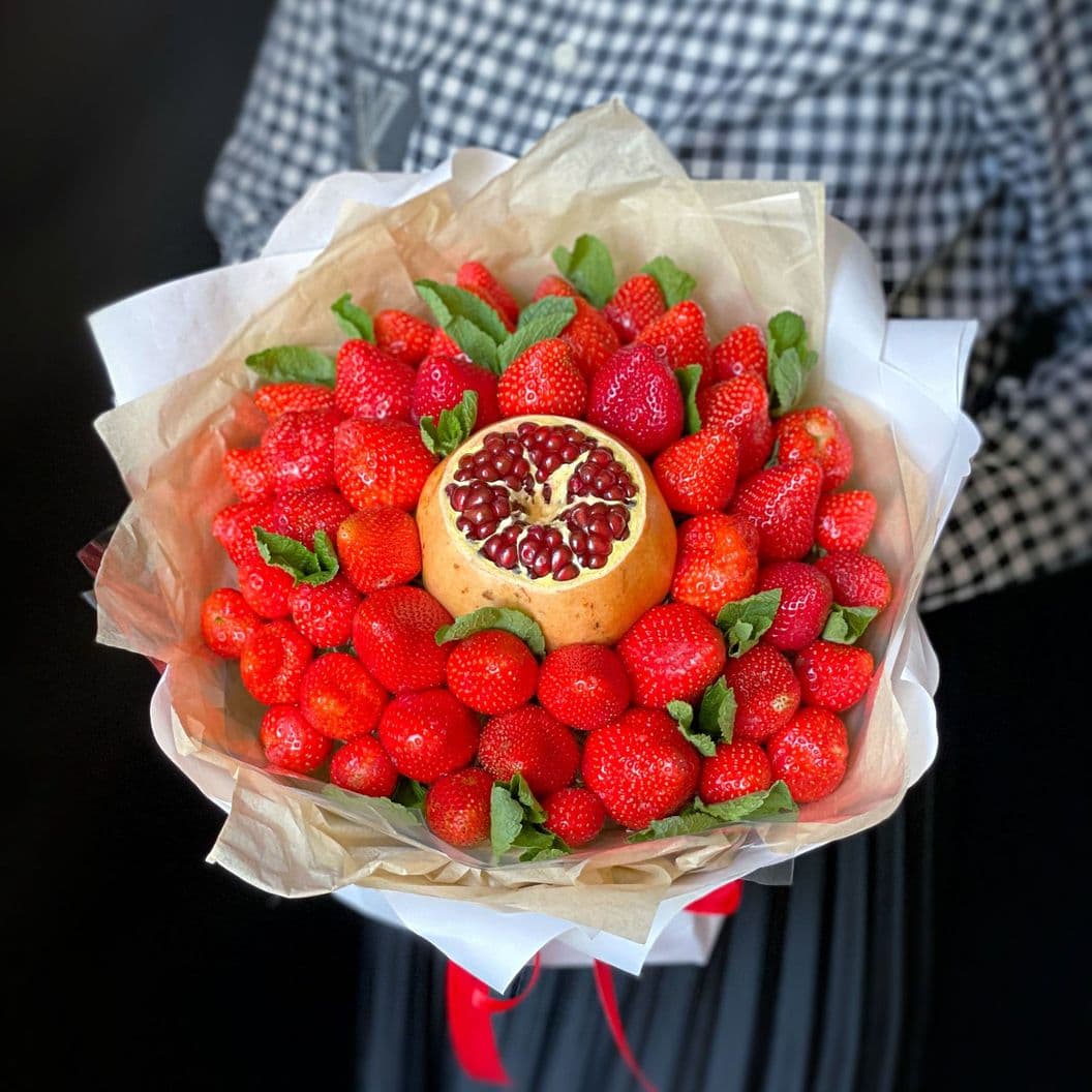 Купить Букет из клубники и граната арт. 419