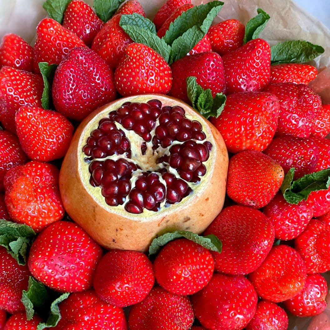 Купить Букет из клубники и граната арт. 419