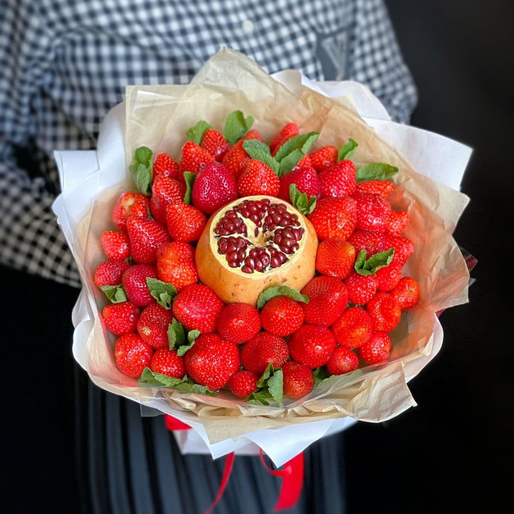 Купить Букет из клубники и граната арт. 419