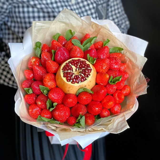 Букет из клубники и граната