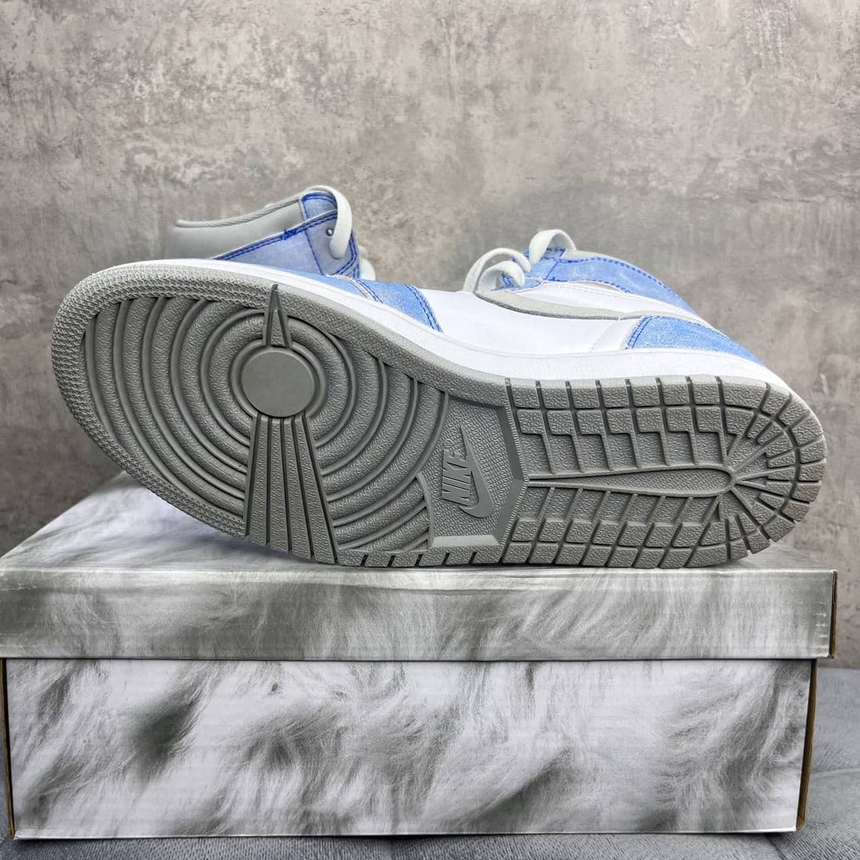 Купить Nike Air Jordan 1 High OG GS "Hyper Royal"