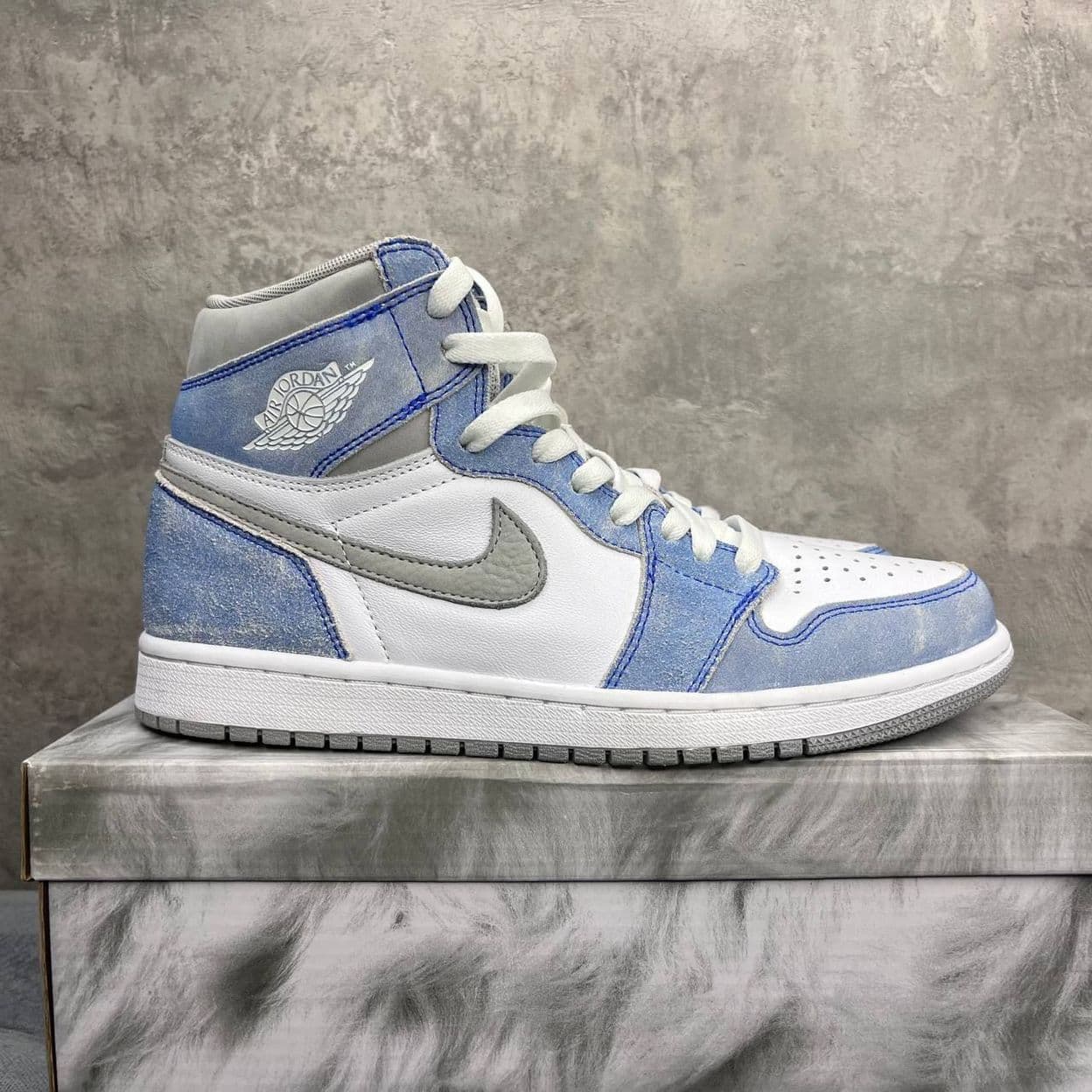 Купить Nike Air Jordan 1 High OG GS "Hyper Royal"