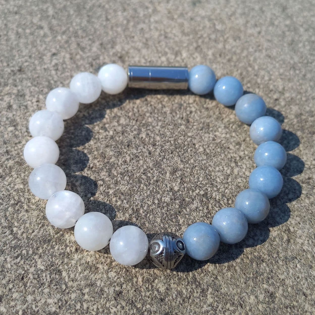 Купить Ангелит и лунный камень 10 мм. Браслет женский / мужской из натуральных камней, магнитный замок, сталь (арт. ODB008)