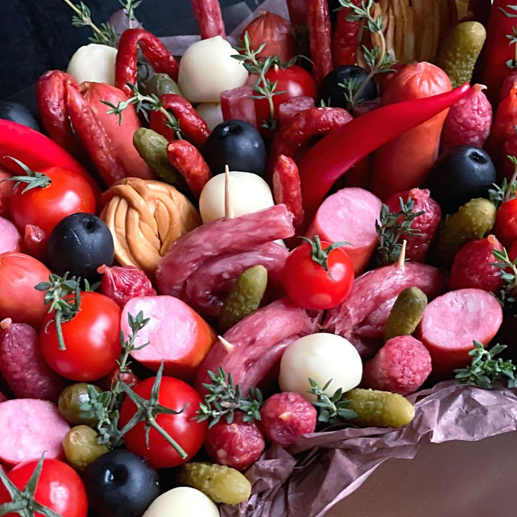 Купить Букет из колбасок и сыров в ящике арт. 376
