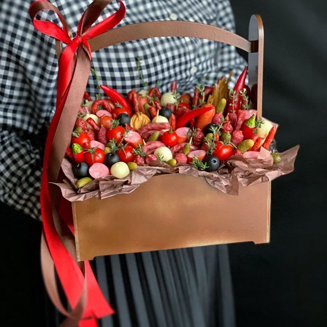 Купить Букет из колбасок и сыров в ящике арт. 376