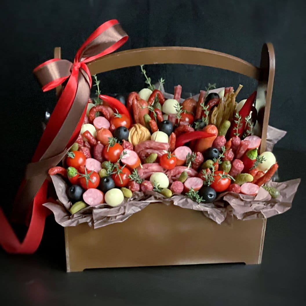 Купить Букет из колбасок и сыров в ящике арт. 376